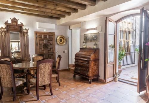 a dining room with a table and a wooden cabinet at Casa Rural El Baluarte Habitaciones in Caudilla