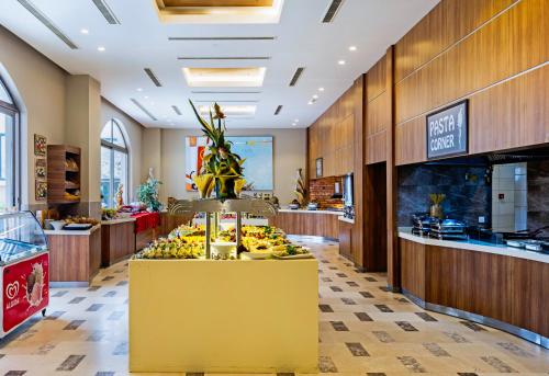 Ein Laden mit einem Bündel Bananen auf der Theke in der Unterkunft My Ella Bodrum Resort & Spa in Muğla