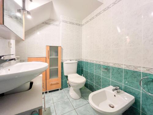 une salle de bain avec toilettes et lavabo dans l'établissement Barralis Hyper Center 2 Pers AC WiFi, à Nice