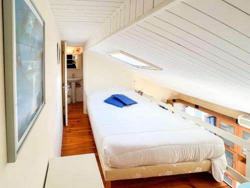 Cette petite chambre comprend 2 lits. dans l'établissement Barralis Hyper Center 2 Pers AC WiFi, à Nice