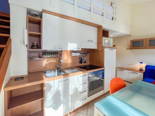 une cuisine avec des armoires blanches et un évier dans l'établissement Barralis Hyper Center 2 Pers AC WiFi, à Nice