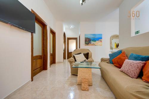 Гостиная зона в Traditional Maltese Escape with Rooftop Terrace by 360 Estates