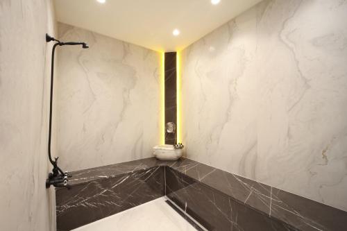 a bathroom with a black and white marble wall at Me by Mula in Istanbul
