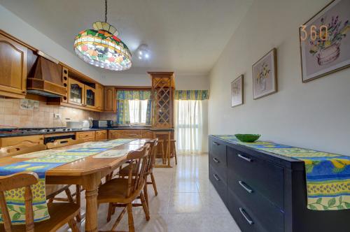 Кухня или мини-кухня в Traditional Maltese Escape with Rooftop Terrace by 360 Estates
