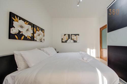 Кровать или кровати в номере Traditional Maltese Escape with Rooftop Terrace by 360 Estates