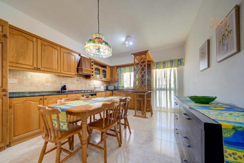 Кухня или мини-кухня в Traditional Maltese Escape with Rooftop Terrace by 360 Estates
