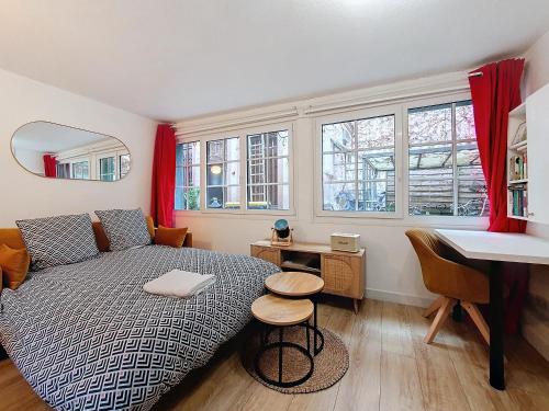 une chambre avec un lit, un bureau et des fenêtres dans l'établissement T2 Cosy - Hypercentre - NEW SOFA BED - Cathédrale - Carré d'OR, à Strasbourg