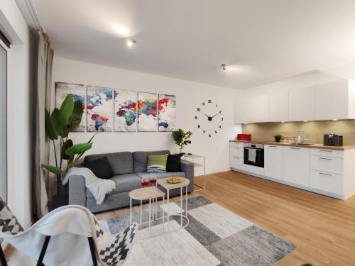 a living room with a couch and a kitchen at Klein und fein mit Whirlpool in Burgwedel
