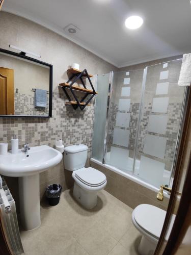 a bathroom with a toilet and a sink and a shower at La Gran Casa de Galera in Galera