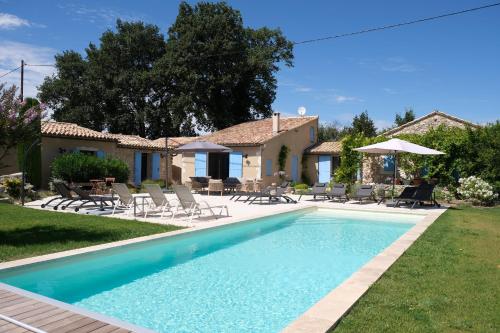 provencal house with heated pool, view of the luberon in robion - accommodates 12 people.