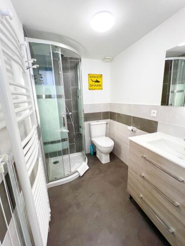 une salle de bain avec toilettes, douche et lavabo dans l'établissement L'Atypique, Confort, Centre-ville, à Royan