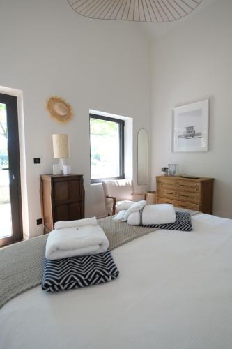 - 2 lits dans une chambre avec 2 oreillers dans l'établissement provencal house with heated pool, view of the luberon in robion - accommodates 12 people., à Robion