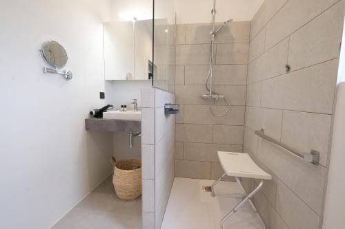 une salle de bain blanche avec un lavabo et une douche dans l'établissement provencal house with heated pool, view of the luberon in robion - accommodates 12 people., à Robion