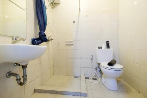 Ένα μπάνιο στο Great Choice and Strategic 1BR Apartment at Thamrin Residence By Travelio