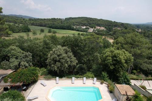 - une vue sur la piscine dans une maison dans l'établissement villa with pool and beautiful view in the luberon in pujet sur durance - 10, à Puget