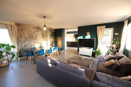 un salon avec un canapé et une table dans l'établissement villa with pool and beautiful view in the luberon in pujet sur durance - 10, à Puget