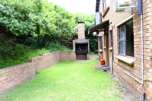 Un jardín fuera de Meerrus Self-Catering Home