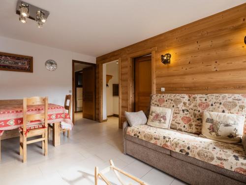 un salon avec un canapé et une table dans l'établissement Appartement 3*** cosy, proche pistes Bossonnet, commerces, garage, WIFI - La Clusaz - FR-1-304-84, à La Clusaz