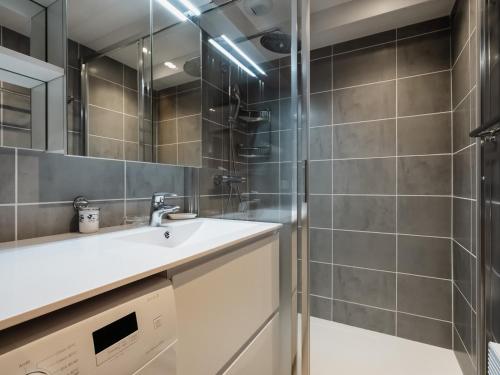 une salle de bain avec un lavabo et une douche avec un miroir dans l'établissement Appartement 3*** cosy, proche pistes Bossonnet, commerces, garage, WIFI - La Clusaz - FR-1-304-84, à La Clusaz