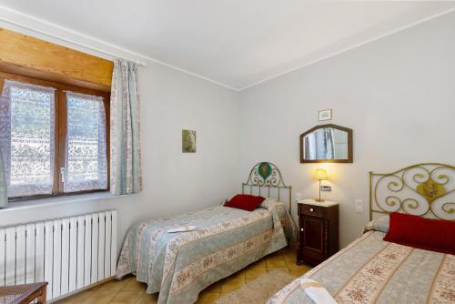 a bedroom with two beds and a window at Les Corts De Biosca in Castelltallat