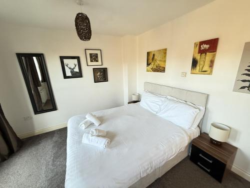 Postel nebo postele na pokoji v ubytování Meadowside Apartment