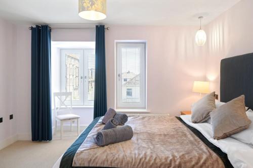 a bedroom with a bed with two towels on it at Townhouse Parking 1 Min Walk to Tolcarne Beach in Newquay