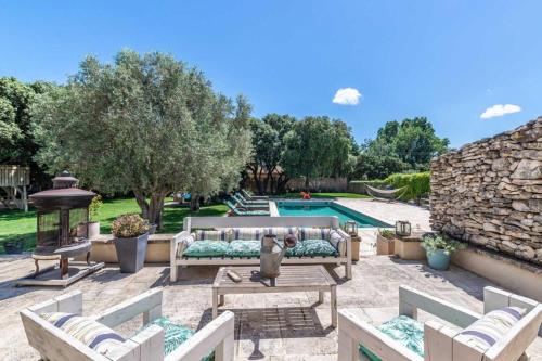 magnificent individual villa with heated swimming pool, in aureille, in the alpilles - 10 persons
