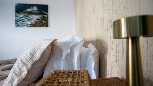 a room with a bed with a pillow and a lamp at Acesso à Praia Ar Condicionado Conforto Garantido! in Saquarema