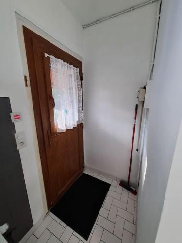 - un couloir avec une porte et un tapis devant dans l'établissement le gîte de Gabriel - studio, à Saint-Martin-dʼAblois