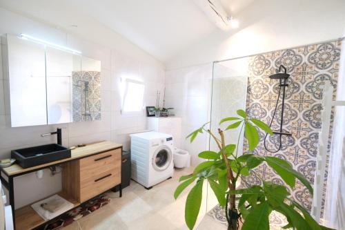 Foto sihtkohas Lagnes asuva majutusasutuse Air-conditioned Provençal farmhouse with private pool, view magnificent, located in Lagnes, close Isle S/Sorgue, 9 people galeriist