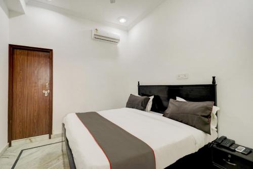 Postel nebo postele na pokoji v ubytování Hotel O BJ Residency