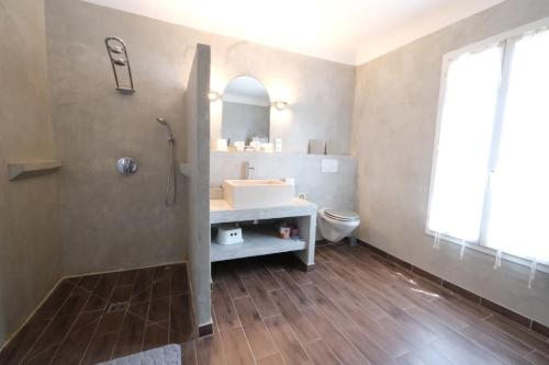une salle de bain avec un lavabo et des toilettes dans l'établissement pleasant holiday rental with swimming pool, in moulès, near arles, between the camargue and the alpilles – 6 people, à Arles