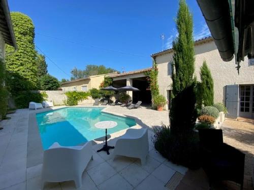Photo de la galerie de l'établissement authentic provencal mas with pool, in the countryside of the village of sénas, close to the luberon and the alpilles, sleeps 8., à Sénas