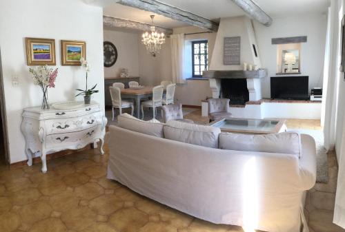 Photo de la galerie de l'établissement authentic provencal mas with pool, in the countryside of the village of sénas, close to the luberon and the alpilles, sleeps 8., à Sénas