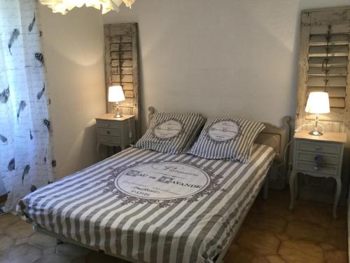 Photo de la galerie de l'établissement authentic provencal mas with pool, in the countryside of the village of sénas, close to the luberon and the alpilles, sleeps 8., à Sénas