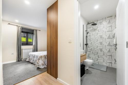 a bathroom with a bed and a toilet in a room at Chalés Avelino Carolino ll com Roteiro incluído in Chaves