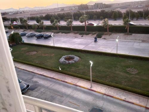 widok na parking z parkiem w obiekcie Cecelia Resort w mieście Hurghada
