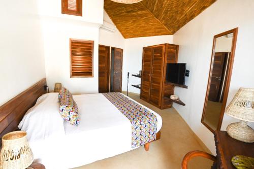 Postel nebo postele na pokoji v ubytování Le Saly Hotel & Hotel Club Filaos - All Inclusive