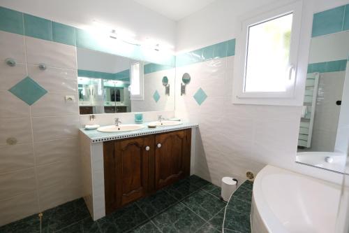 une salle de bain avec deux lavabos, une baignoire et un miroir dans l'établissement Provençal house, pool, Mouriès, Alpilles, Provence - 6 people, à Mouriès