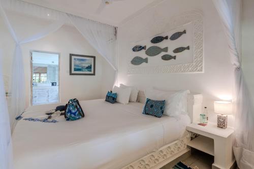 Una cama o camas en una habitación de Nomad Beach Resort