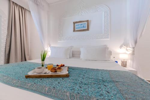 Una cama o camas en una habitación de Nomad Beach Resort