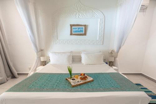 Una cama o camas en una habitación de Nomad Beach Resort
