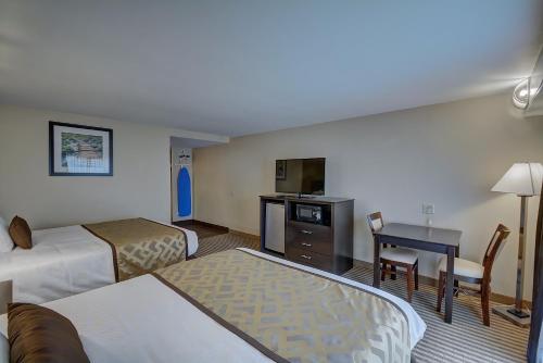 a hotel room with two beds and a table and chairs at The Putney Inn in Putney