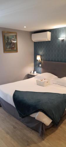 a bedroom with a large bed in a room at Logis Hôtel Restaurant La Vieille Auberge, Art and Gallery in Souillac