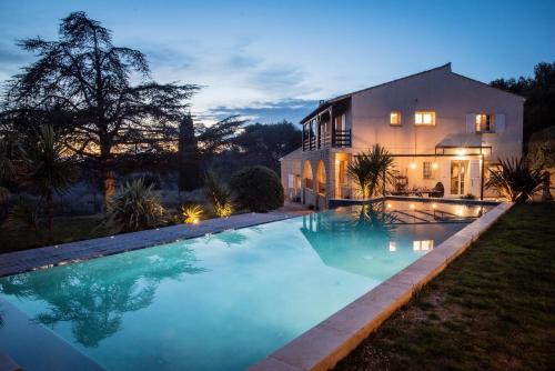 Slpendid villa with heated pool and Jacuzzi for 12 people in Saint-chamas