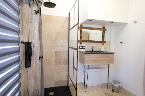 Koupelna v ubytování charming house in a quiet environment with private swimming pool, near the village center of maussane-les-alpilles - 8 people