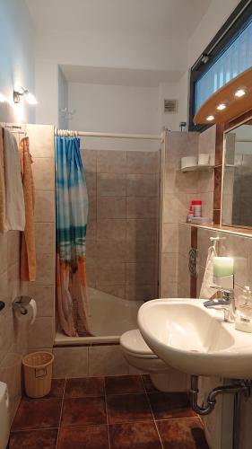 a bathroom with a sink and a tub and a toilet at Bed&Bike Gästezimmer direkt am Werratalradweg in Eschwege in Eschwege