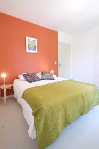 une chambre avec un grand lit avec un mur orange dans l'établissement superb villa with private pool, with magnificent view of the luberon, in the heart of provence, 8 persons, à Puget