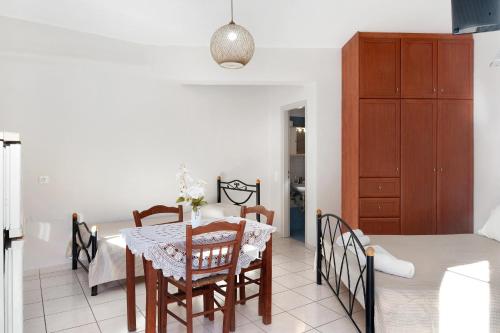 a kitchen and dining room with a table and chairs at Merichas 7 Irida in Mérikhas
