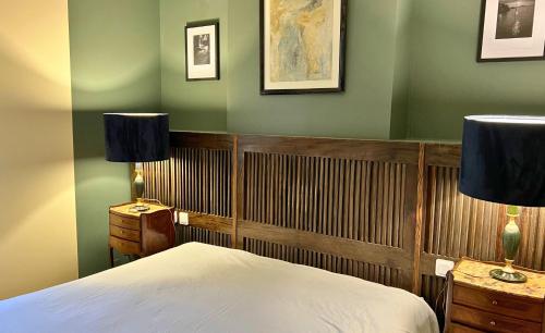 - une chambre avec des murs verts et un lit avec deux lampes dans l'établissement Le 28 - Résidence de Standing en Vieille-ville avec Parking, à Boulogne-sur-Mer